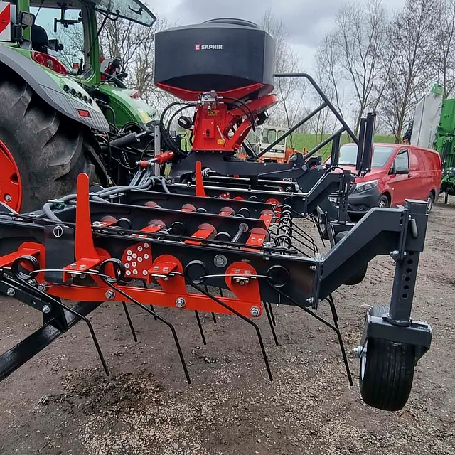 Grünlandstriegel ES600 von Saphir, mit einem Kleinsamenstreuer DrillStar 500H